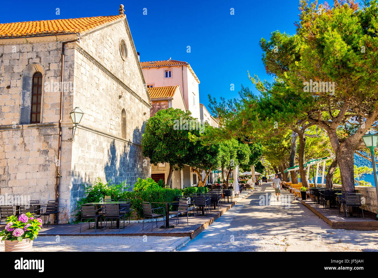 Ristoranti linea passeggiata Zakerjan sulla cima del Muro della Città Est nella città vecchia di Korcula, Croazia Foto Stock