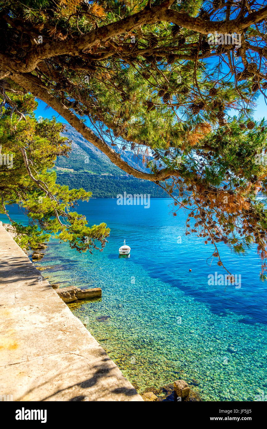 Le mura della città orientale di Korcula sono particolarmente impressionanti, con vista sul mare Adriatico e sulla terraferma della Croazia. Foto Stock