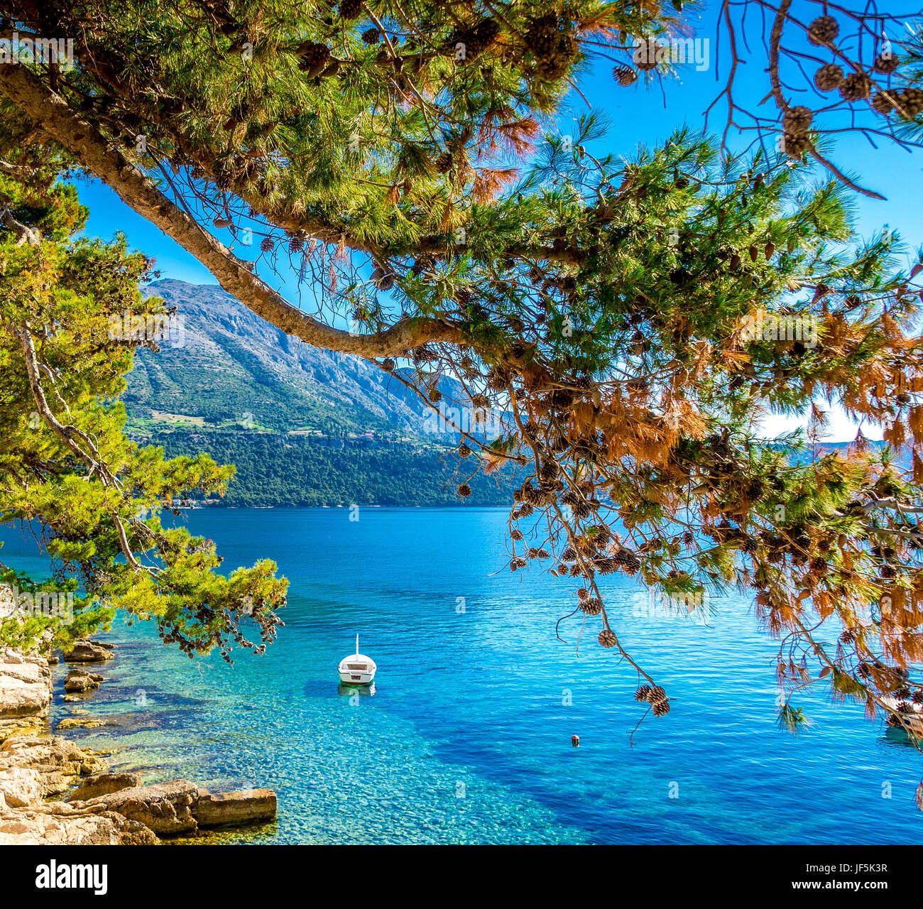 La spiaggia di Zakerjan è situata sul bordo orientale della città vecchia ed è uno dei più antichi luoghi per nuotare a Korcula con vista verso il Peljesac. Foto Stock