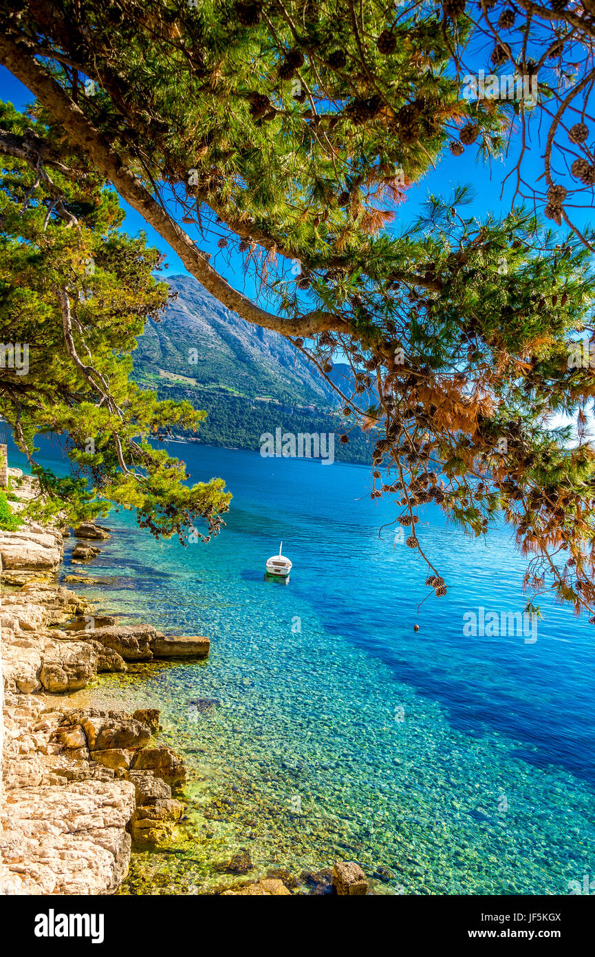 La spiaggia di Zakerjan si trova sul bordo orientale della città vecchia ed è uno dei più antichi luoghi per nuotare a Korcula con vista verso il Peljesac. Foto Stock