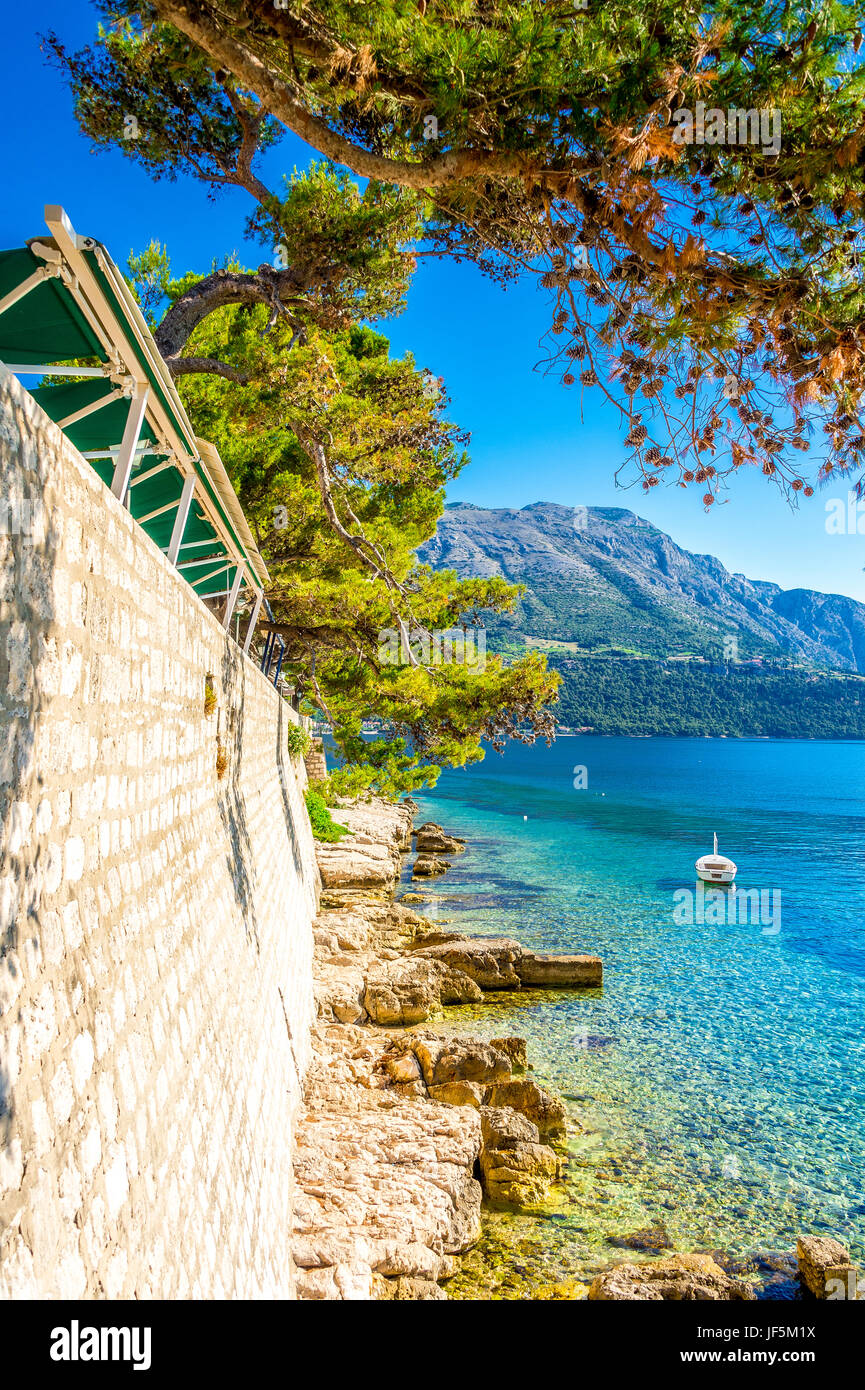 Le mura della città orientale di Korcula sono particolarmente impressionanti, con vista sul mare Adriatico e sulla terraferma della Croazia. Foto Stock