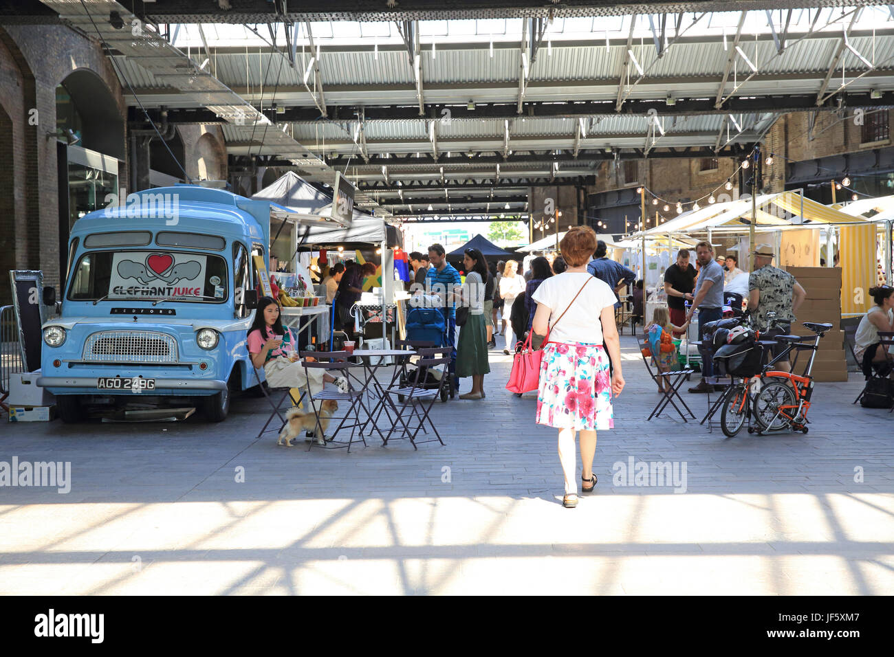 Artigiano street food in vendita presso il Kings Cross mercato tettoia, nello storico West Handyside tettoia, nel nord di Londra, Regno Unito Foto Stock