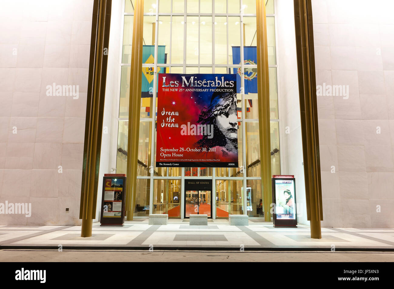 Les Miserables poster a John F. Kennedy Center edificio ingresso - Washington DC, Stati Uniti d'America Foto Stock