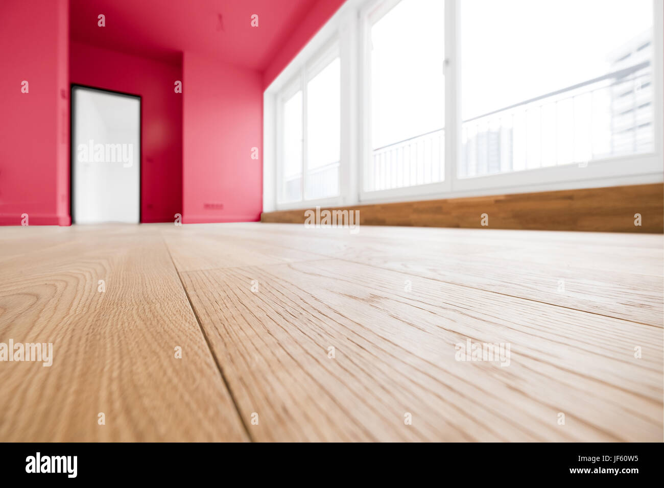 Stanza vuota con pavimento in legno nel nuovo appartamento Foto Stock