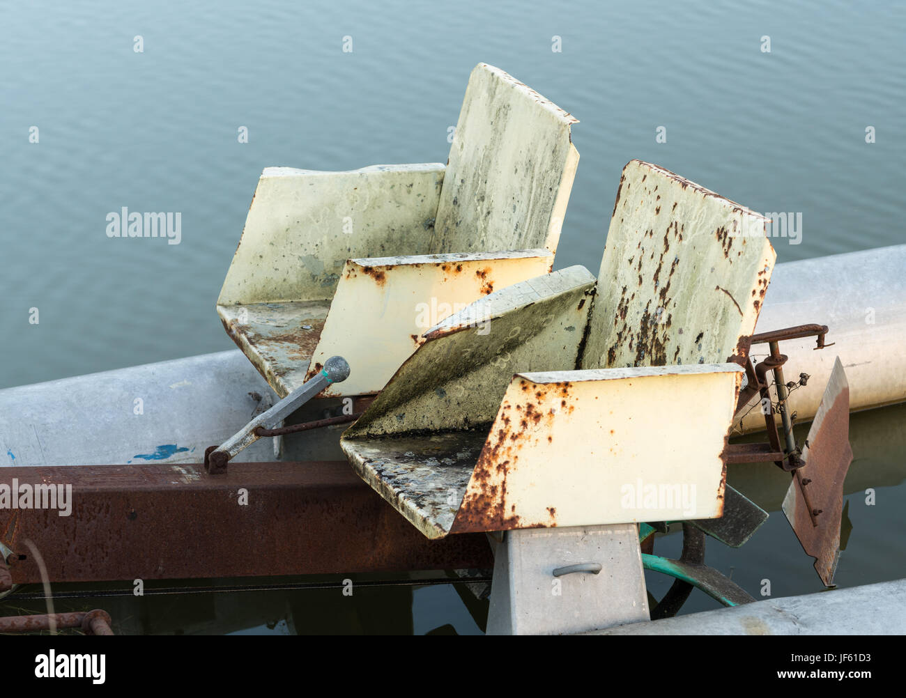 Abbandonato il ciclo pedalò barca nel lago Foto Stock