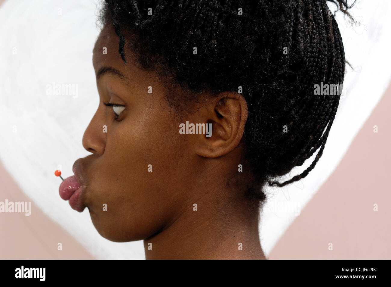 Ragazza con una linguetta forata Foto Stock