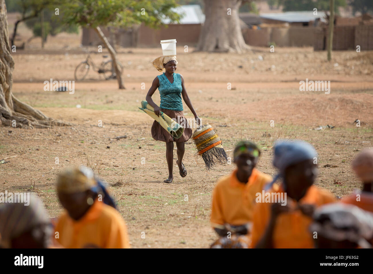 Le donne da un tessitore cooperativa tessere tradizionali cesti di paglia insieme nella Upper East Regione, Ghana. Foto Stock