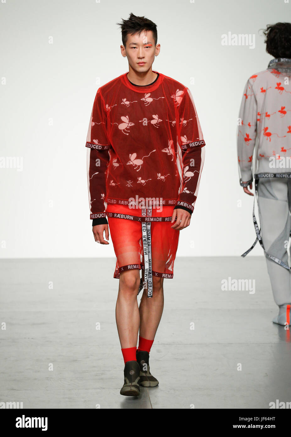 Christopher Raeburn SS18 passerella al London Fashion Week 180 Strand British Fashion Council mostrano lo spazio. Christopher Raeburm alla fine dello spettacolo. Foto Stock