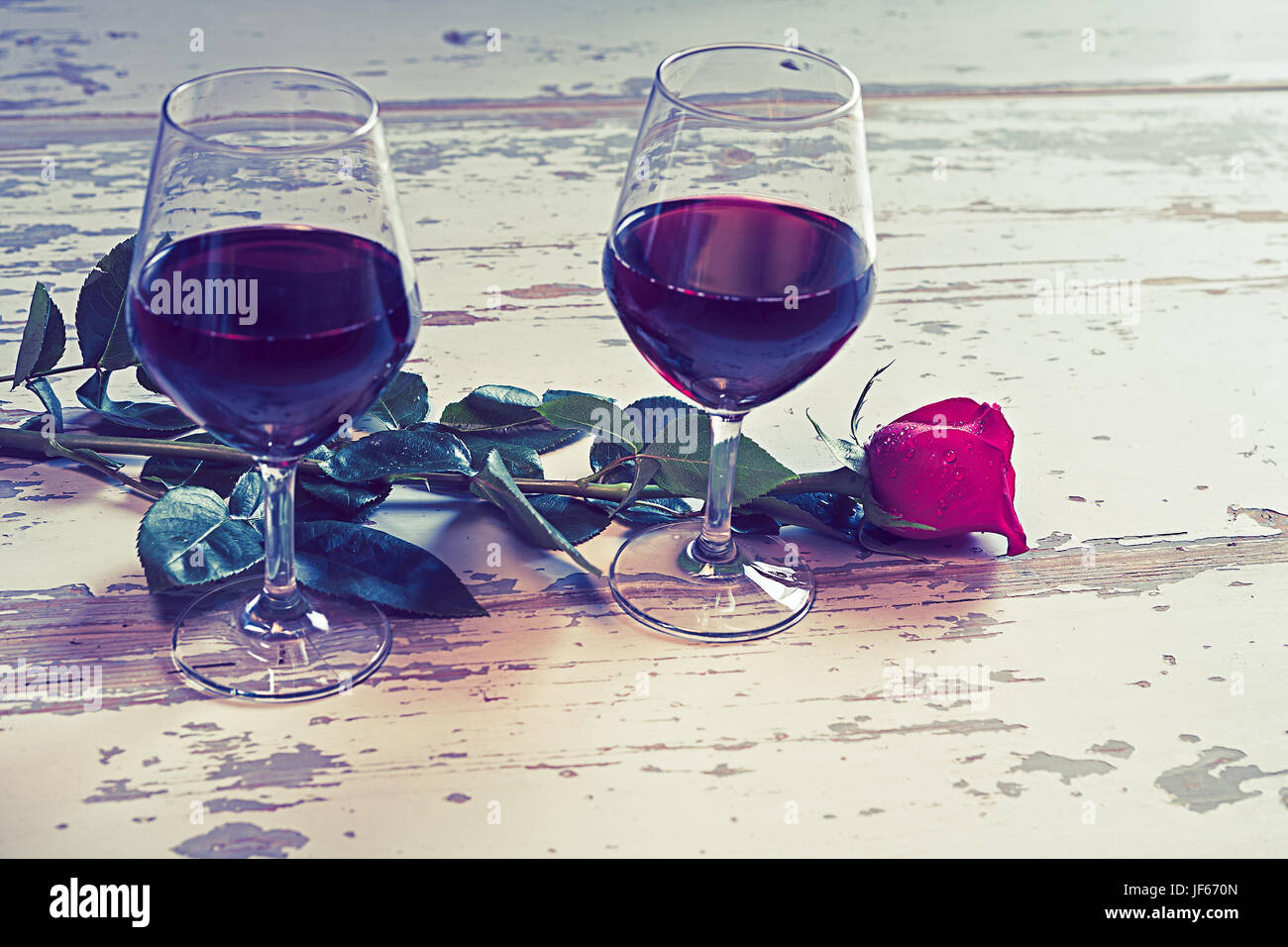 Due bicchieri di vino e una rosa rossa Foto Stock
