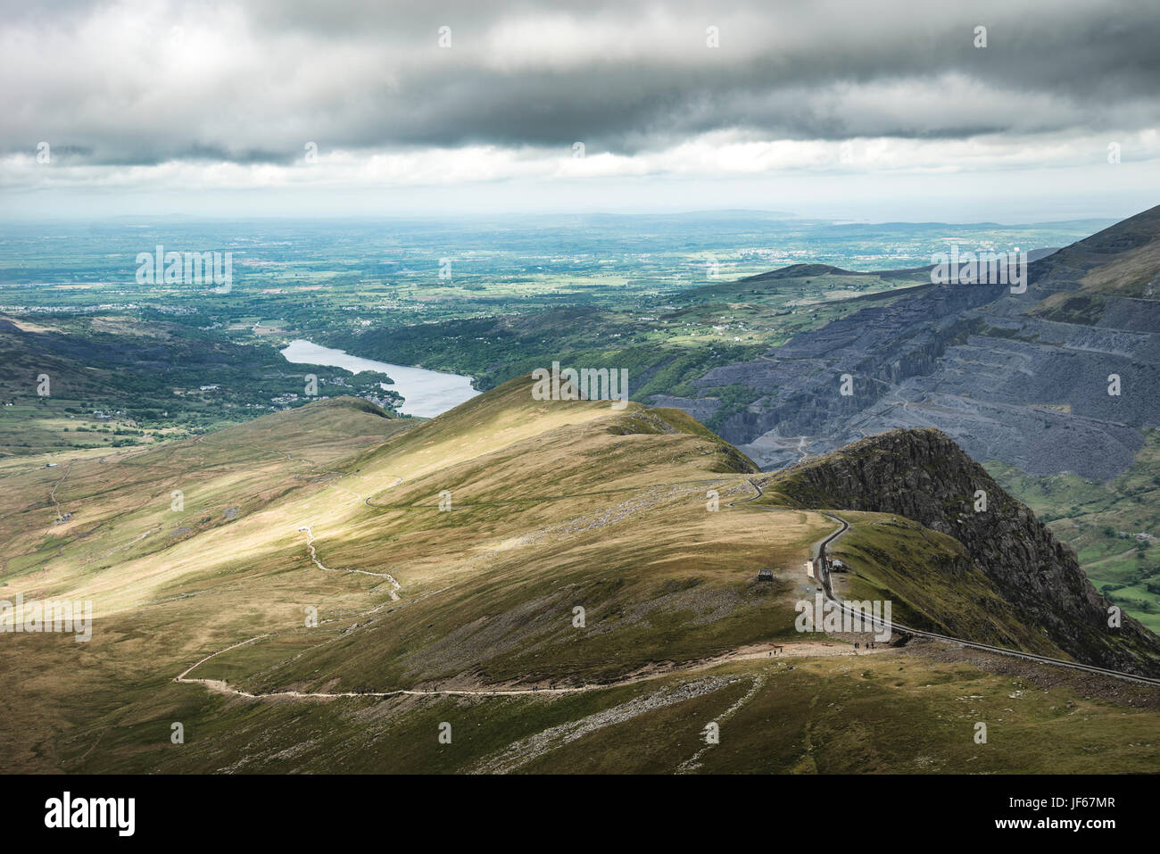 Panorama da Snowdon verso Llanberis in distanza Foto Stock