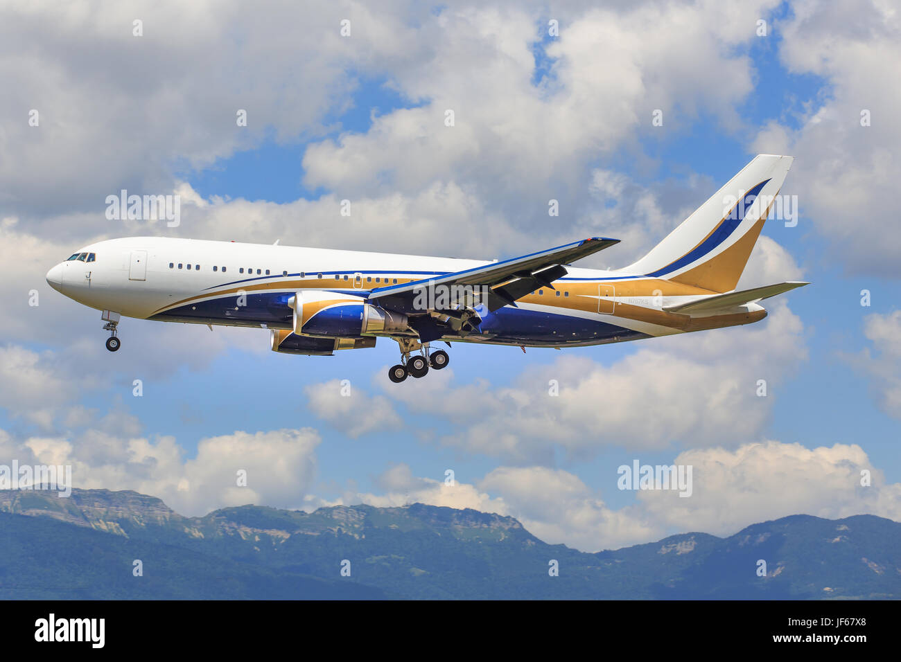 Genf/Svizzera giugno 20, 2017: mid east jet Boeing 767 a Genf aeroporto. Foto Stock