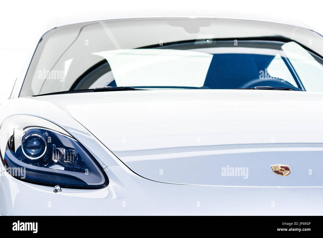 Vista di white Porsche auto su sfondo bianco, il logo e il marchio sul cofano Foto Stock