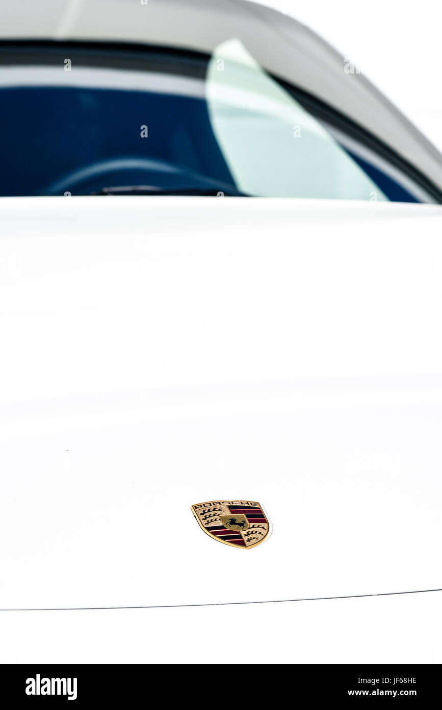 Vista di white Porsche auto su sfondo bianco, il logo e il marchio sul cofano Foto Stock