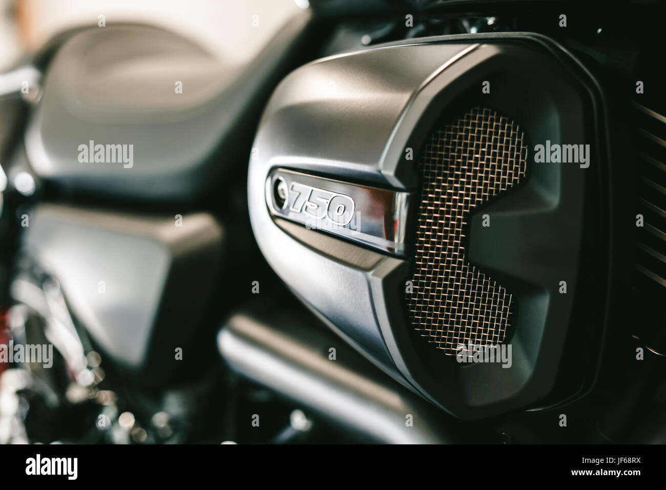 Vista ingrandita di parte del nero sportivo moto - la scatola del filtro dell'aria. Foto Stock