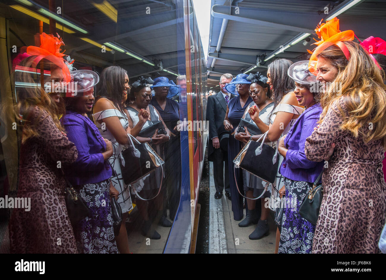 Racegoers a Londra Waterloo sul loro modo di Royal Ascot sul Signore giorno in attesa a bordo del treno Foto Stock
