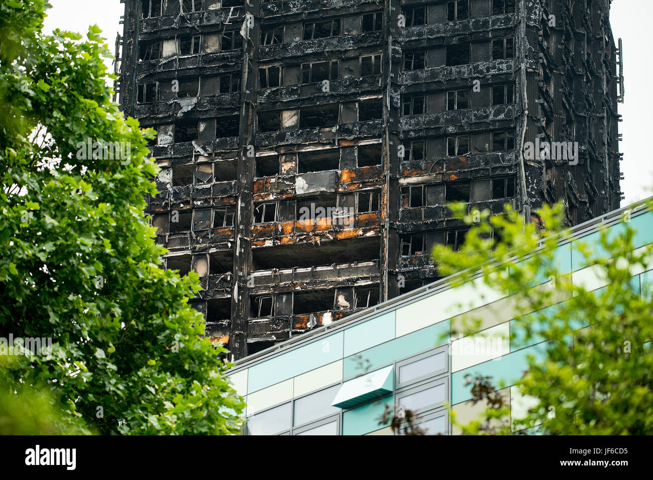 Il bruciato rimane & devastazione causata dagli incendi che strappato attraverso la Grenfell blocco a torre, lasciando centinaia di senzatetto e molti morti o dispersi. Foto Stock