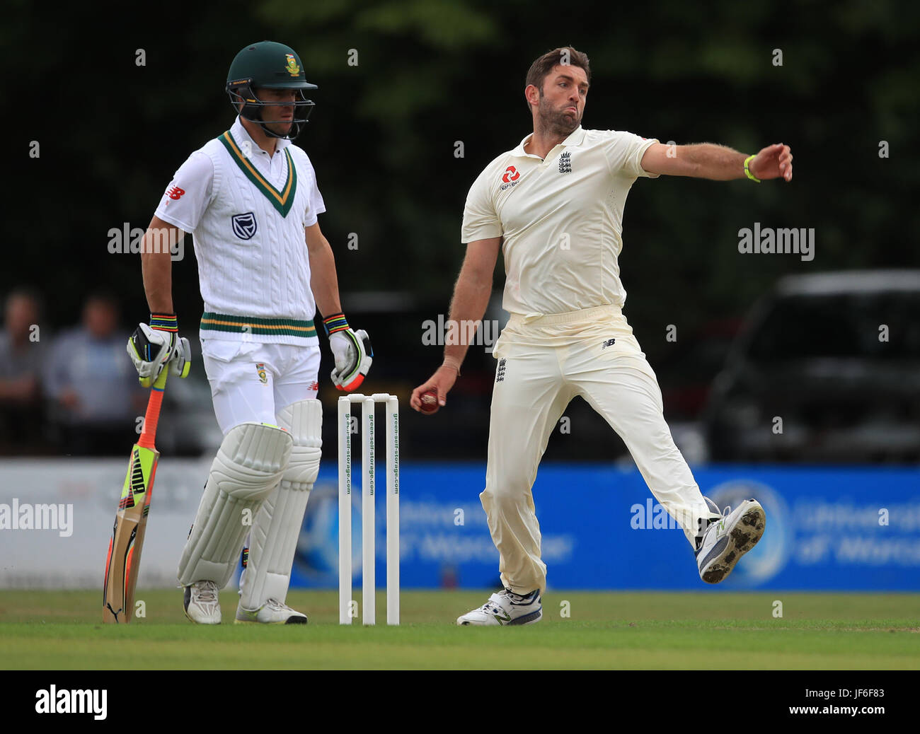 Inghilterra Lions' Liam Plunkett bocce durante il primo giorno del tour corrispondono a New Road, Worcester. Foto Stock