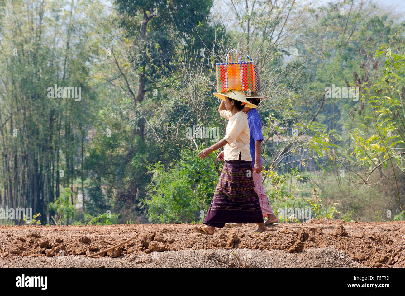 La gente camminare a casa dopo aver visitato il mercato, Lago Inle, Taunggyi, Shan, Myanmar (Birmania) Foto Stock