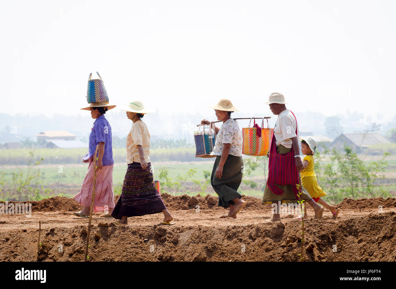 La gente camminare a casa dopo aver visitato il mercato, Lago Inle, Taunggyi, Shan, Myanmar (Birmania) Foto Stock