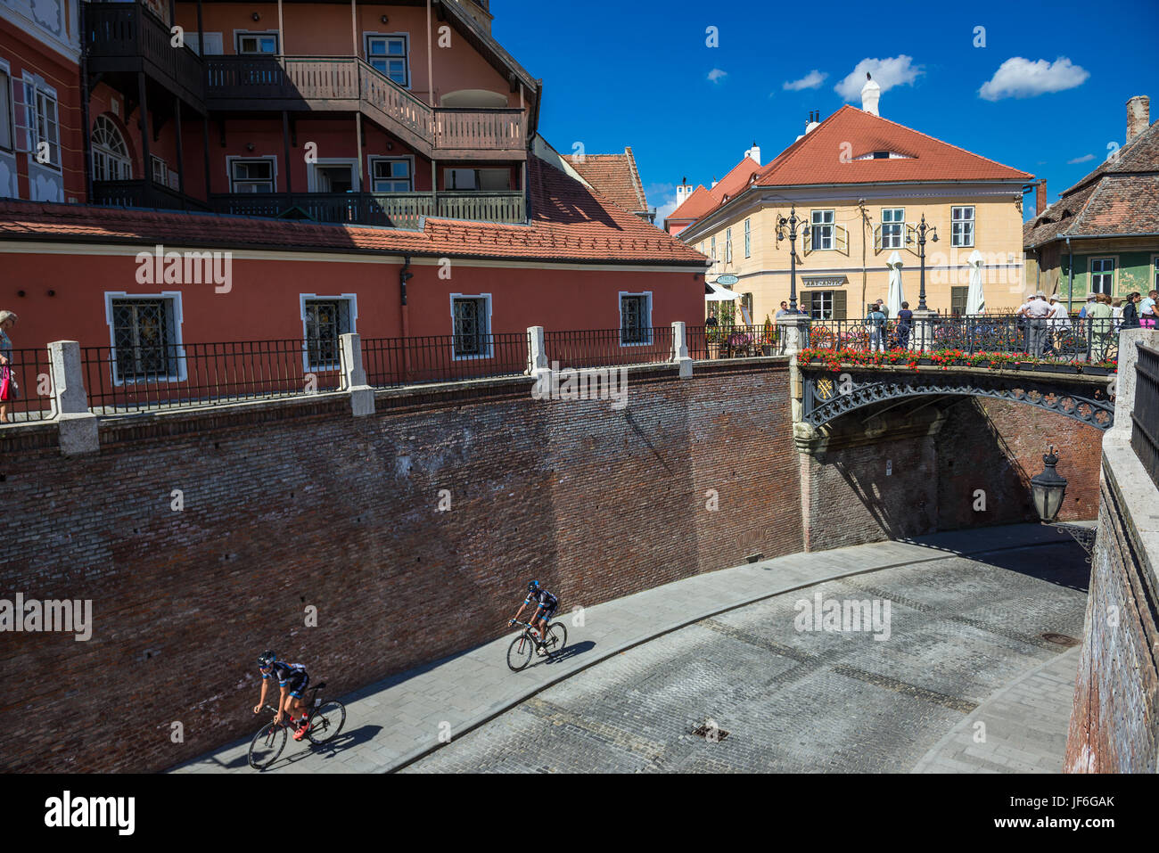 Bugiardo il ponte sulla strada Ocnei su una piccola piazza, centro storico della città di Sibiu della Transilvania regione, Romania Foto Stock