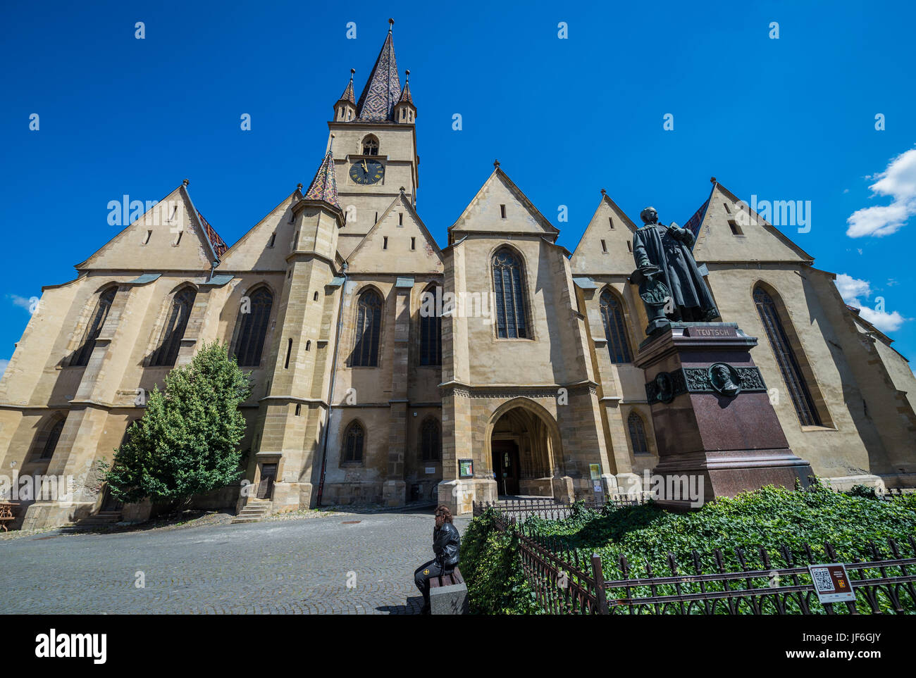 Albert Huet Square con la statua del vescovo Georg Daniel Teutsch e la cattedrale luterana di Santa Maria nel centro storico della città di Sibiu, Romania Foto Stock