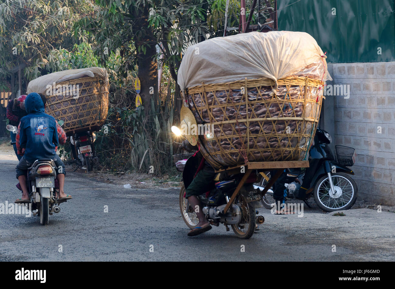 Grandi carichi su motocicli, Nyaungshwe, Lago Inle, Taunggyi, Shan, Myanmar (Birmania) Foto Stock