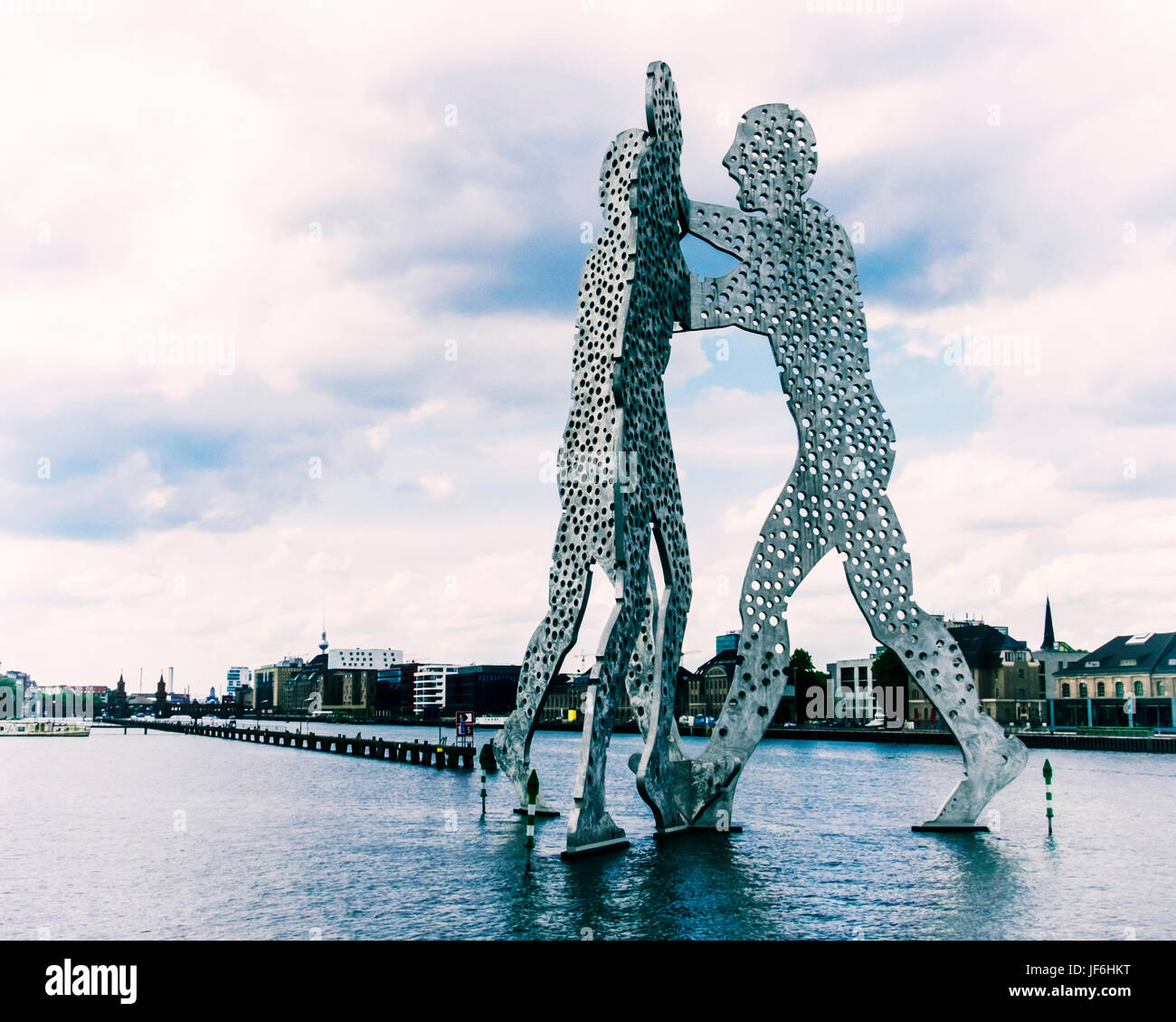 Berlino,Friedrichshain,Fiume Sprea.molecola Man,l'alluminio scultura dell'artista americano Jonathan Borofsky - tre uomini gigante forata con fori Foto Stock