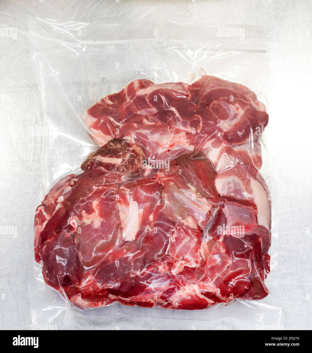 Crudo fresco di carne rossa a tenuta di vuoto in plastica per prolungare la durata di vita o tempo di memorizzazione mediante estrusione dell'aria in un vicino la vista aerea Foto Stock