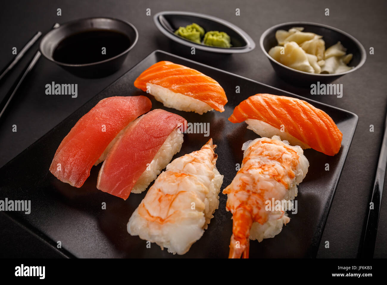 Close up di sashimi sushi set con la salsa di soia, wasabi e zenzero Foto Stock