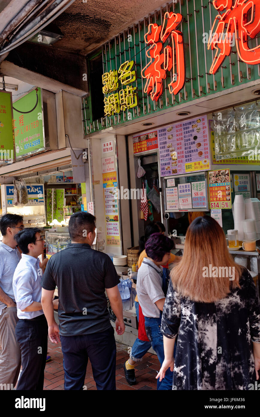 Stand gastronomici e i mercati sono comuni in Isola di Hong Kong Foto Stock
