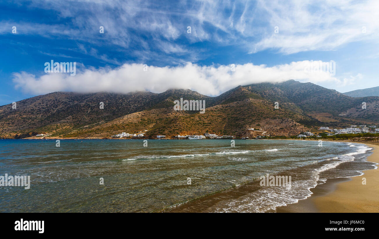 Spiaggia Vicino Kamares villaggio sull'isola di Sifnos. Foto Stock