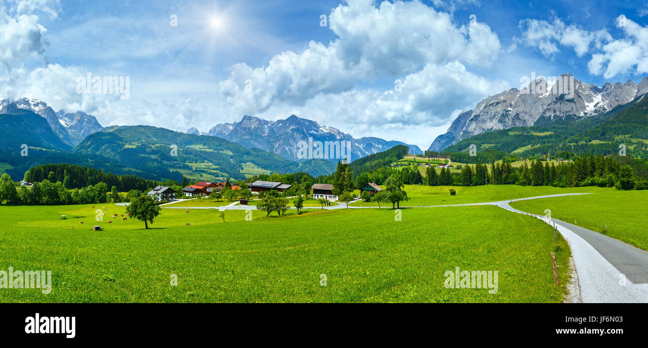 Estate sunshiny paese alpino panorama Foto Stock