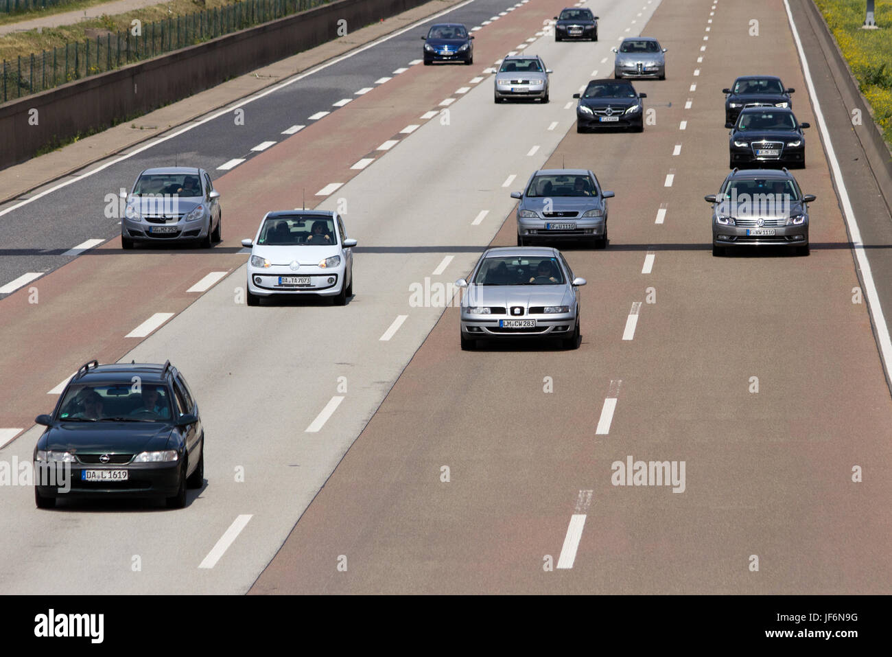 Francoforte, Germania - 11 Luglio: il traffico su una autostrada tedesca sulla luglio 11, 2013 a Francoforte in Germania. Autostrade tedesche non hanno alcun genere speedlimit e rango Foto Stock