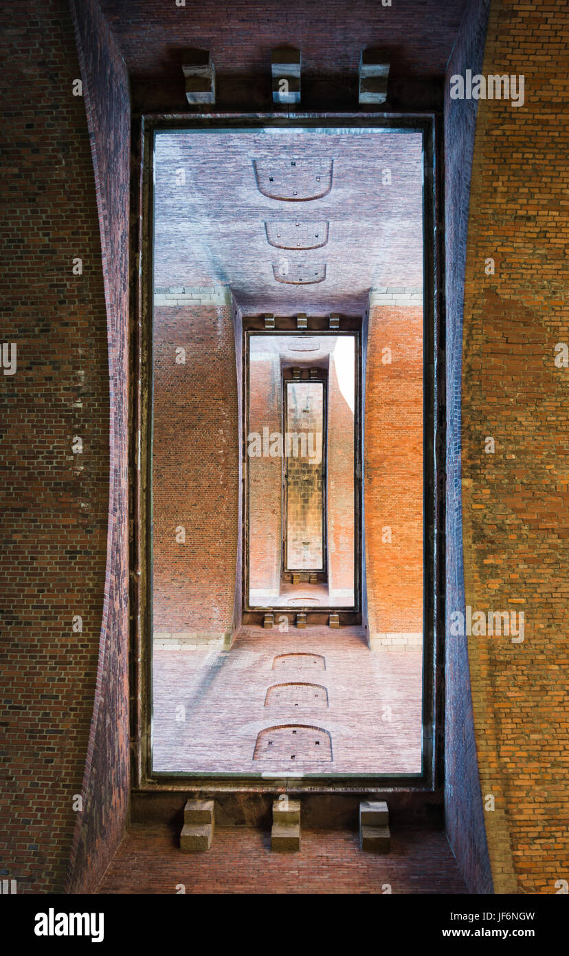 Vista attraverso il portale in mattoni con porte aperte Foto Stock