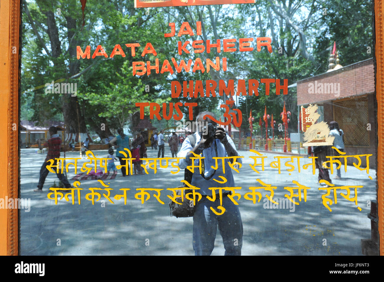 Fotografo di scattare le foto, la mata kheer bhawani tempio, Jammu Kashmir, India, Asia Foto Stock