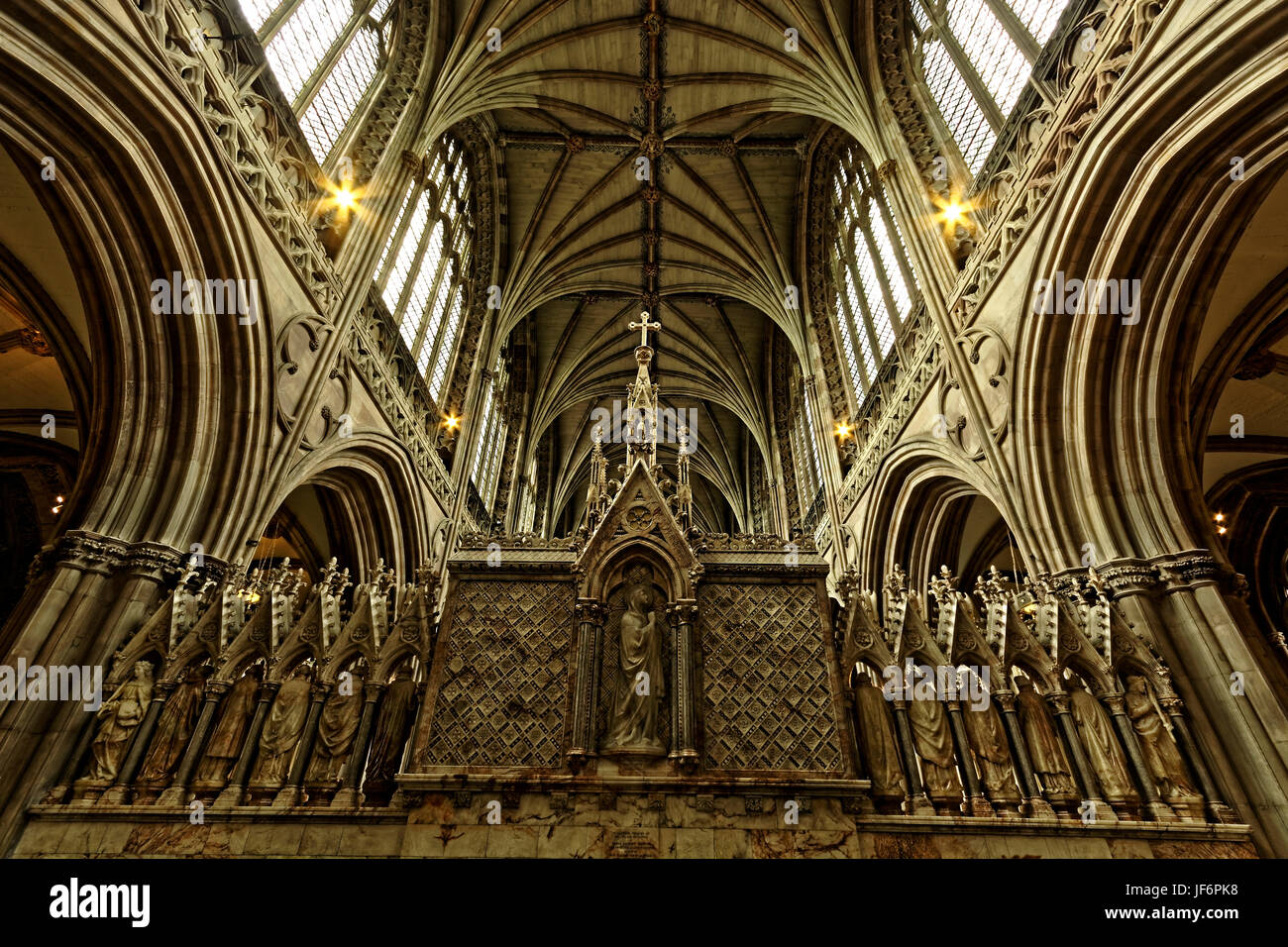 Lichfield Cathedral, dedicato a St Chad e Santa Maria è in Staffordshire, in Inghilterra ed è il solo inglese medievale Cattedrale con tre guglie Foto Stock