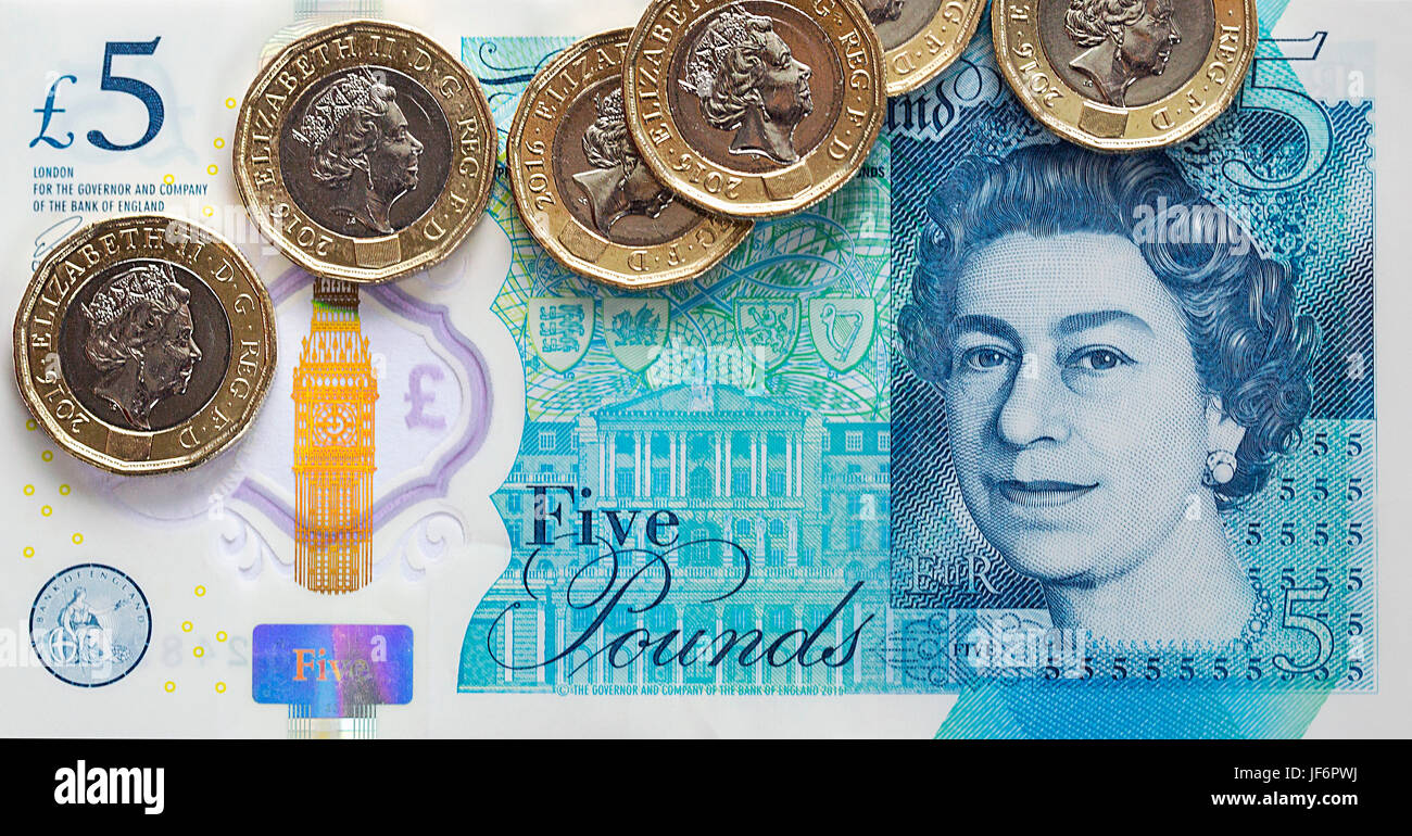 Valuta britannica - Cinque Pound nota con il nuovo 2017 Pound Coin Foto Stock