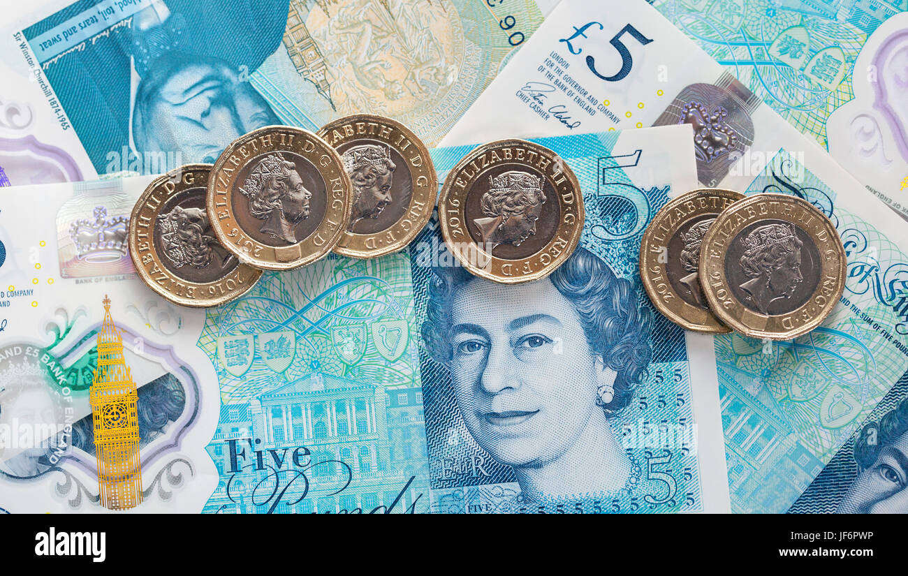 Valuta britannica - Cinque Pound nota con il nuovo 2017 Pound Coin Foto Stock