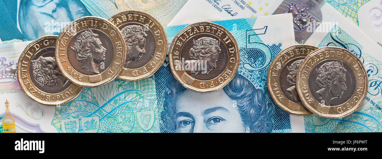 Valuta britannica - Cinque Pound nota con il nuovo 2017 Pound Coin Foto Stock