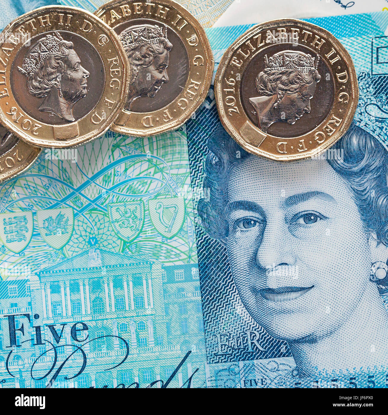 Valuta britannica - Cinque Pound nota con il nuovo 2017 Pound Coin Foto Stock