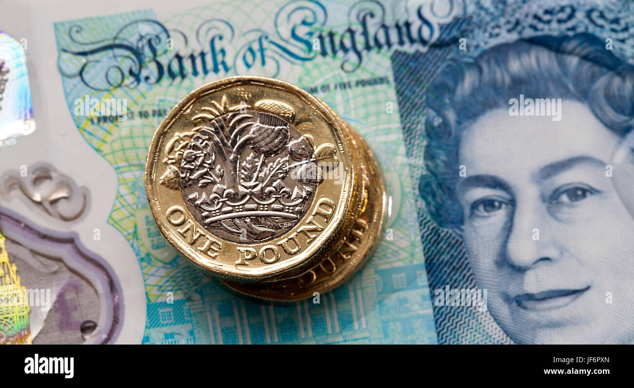 Valuta britannica - Cinque Pound nota con il nuovo 2017 Pound Coin Foto Stock