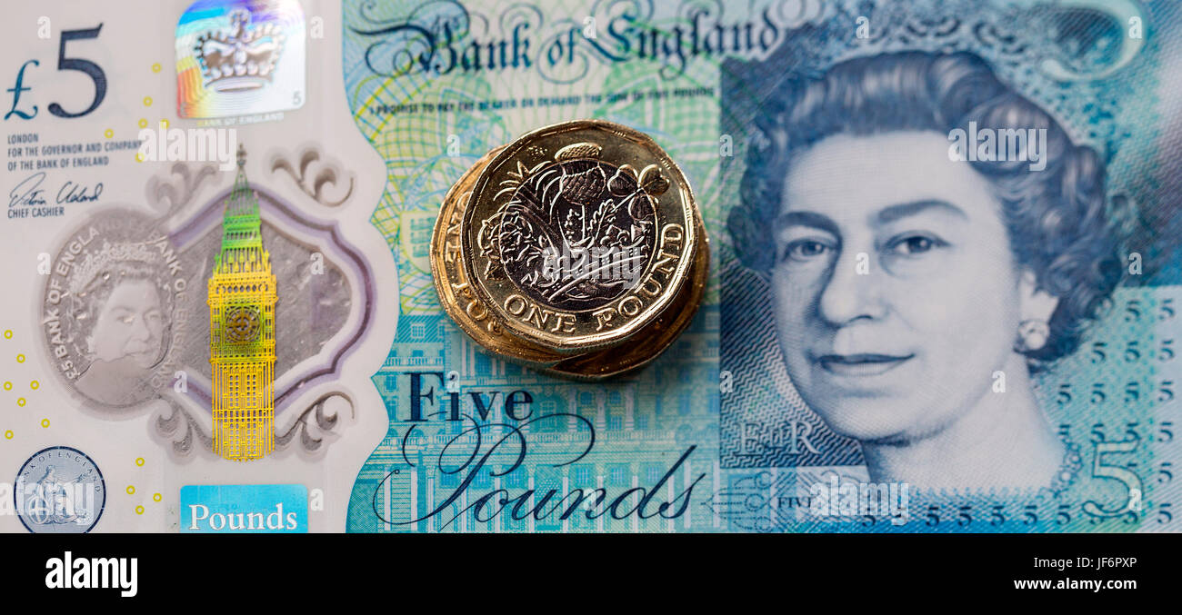 Valuta britannica - Cinque Pound nota con il nuovo 2017 Pound Coin Foto Stock