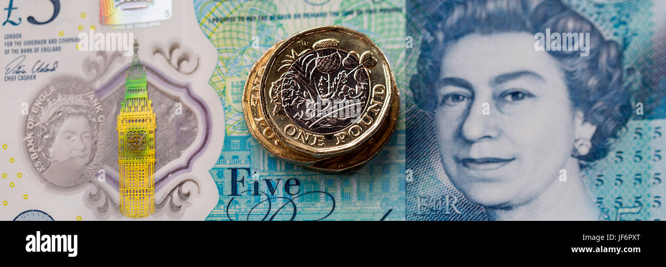 Valuta britannica - Cinque Pound nota con il nuovo 2017 Pound Coin Foto Stock