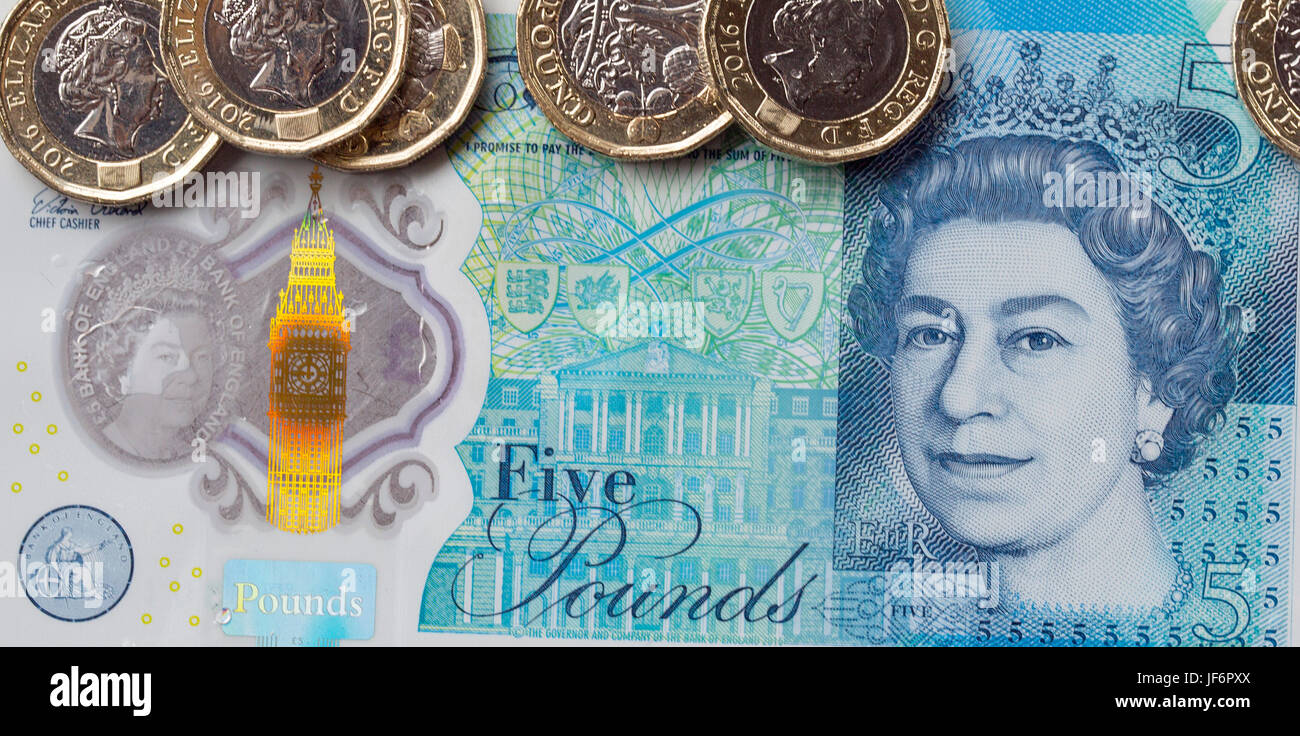 Valuta britannica - Cinque Pound nota con il nuovo 2017 Pound Coin Foto Stock