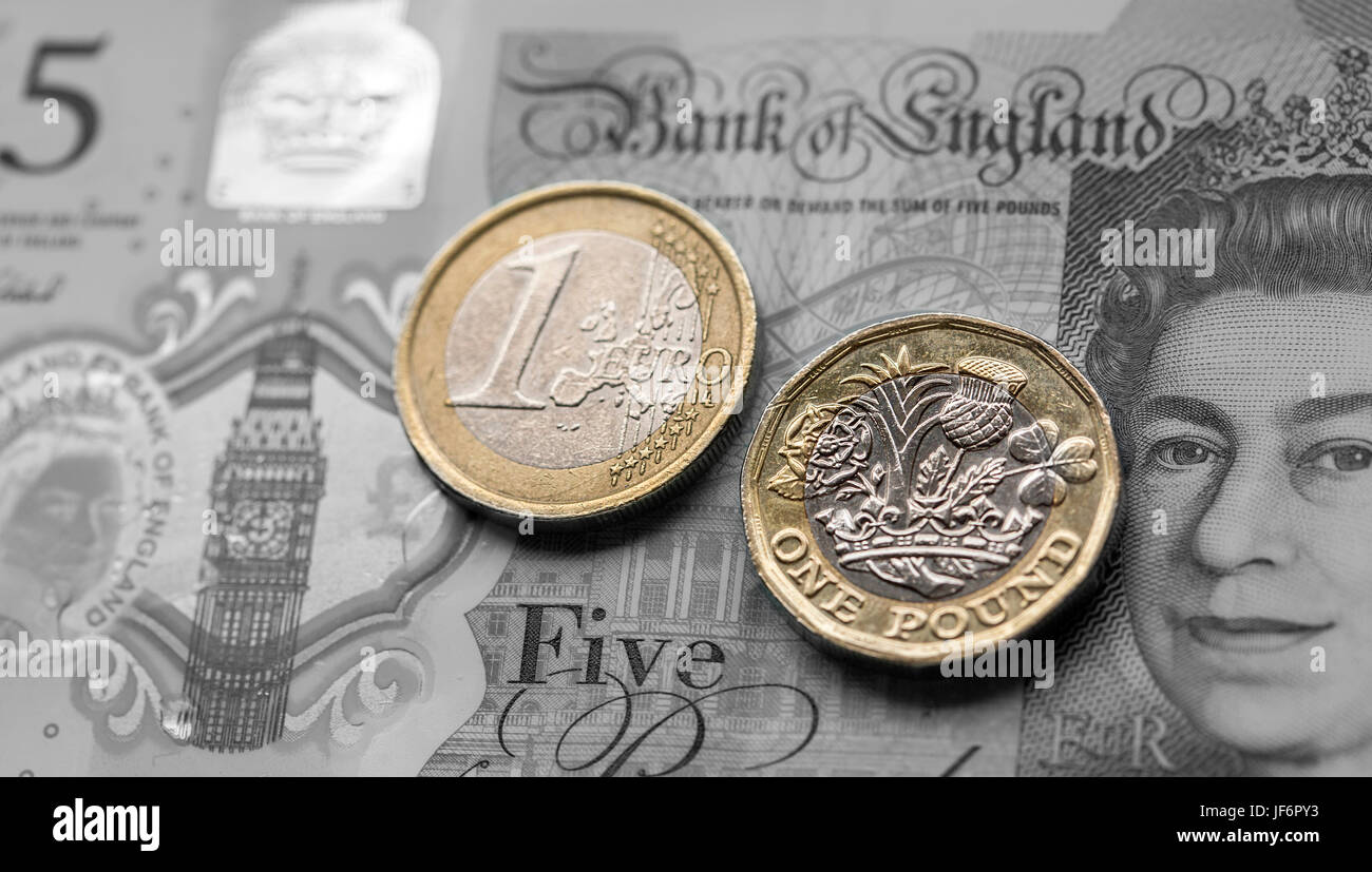 Moneta europea - Cinque Pound nota con il nuovo 2017 libbra di monete e una moneta in euro Foto Stock