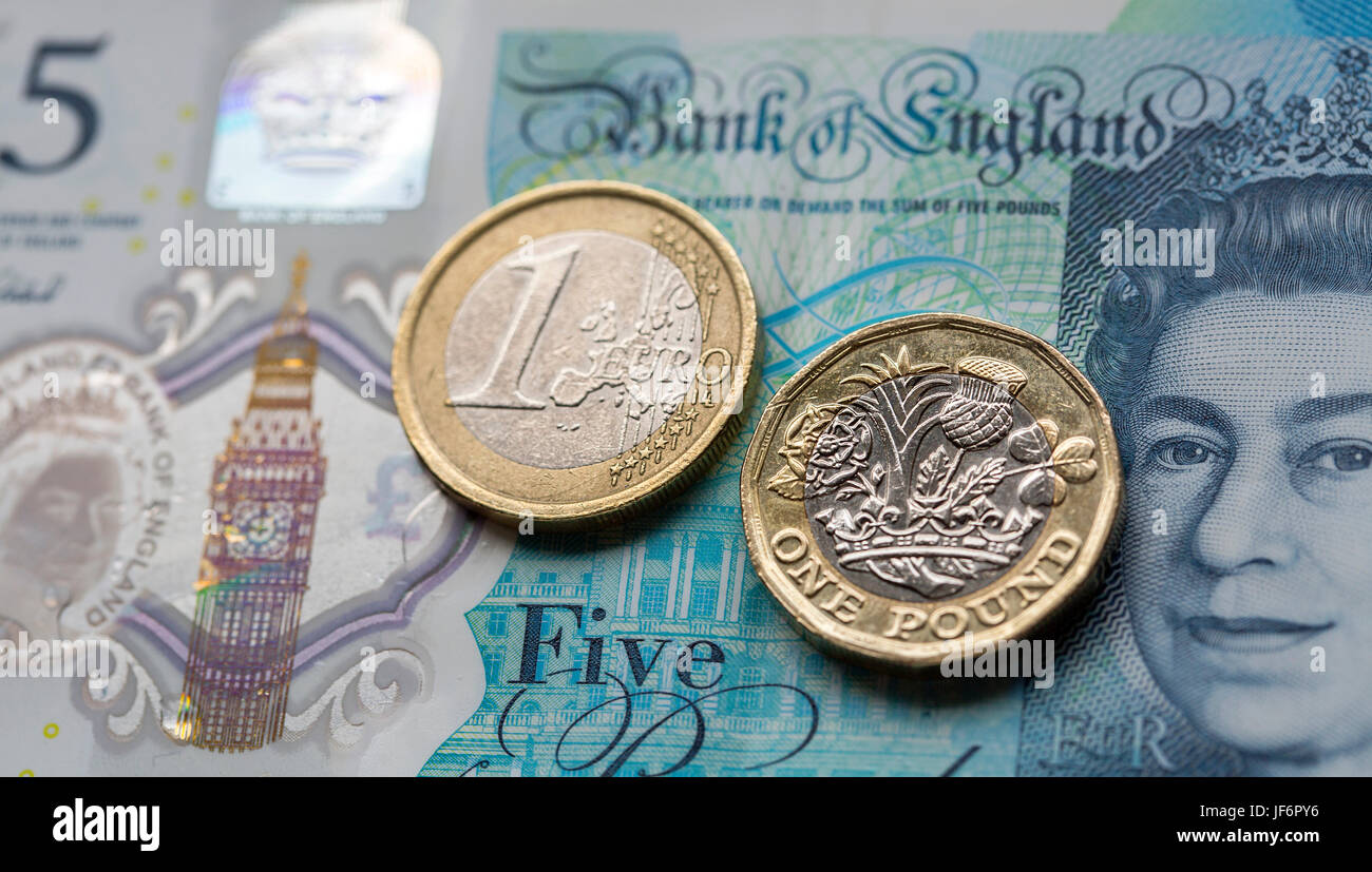 Moneta europea - Cinque Pound nota con il nuovo 2017 libbra di monete e una moneta in euro Foto Stock