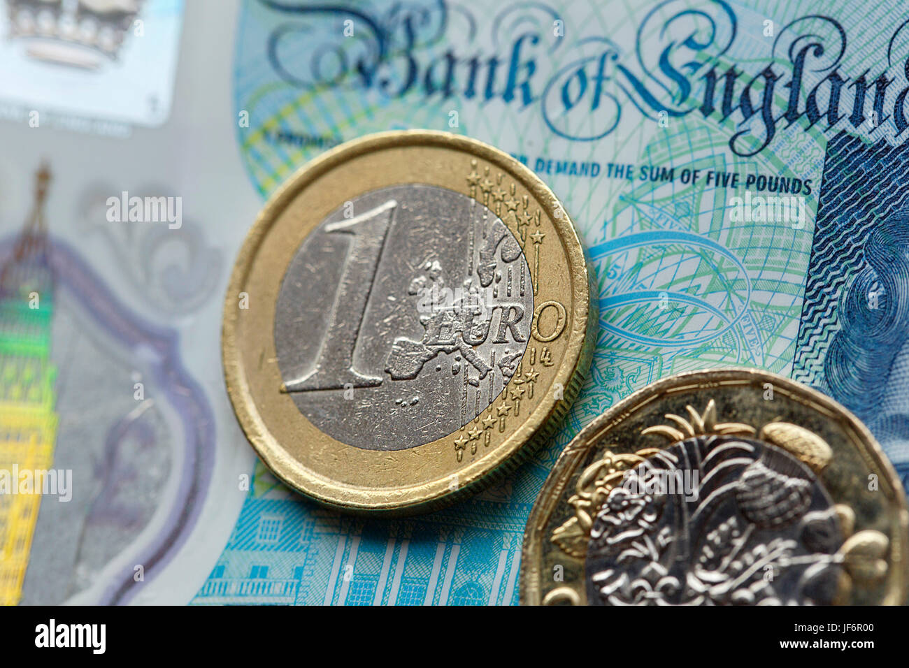 Moneta europea - Cinque Pound nota con il nuovo 2017 libbra di monete e una moneta in euro Foto Stock