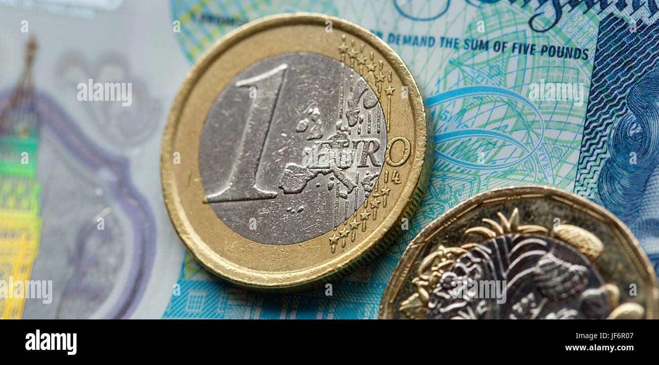 Moneta europea - Cinque Pound nota con il nuovo 2017 libbra di monete e una moneta in euro Foto Stock