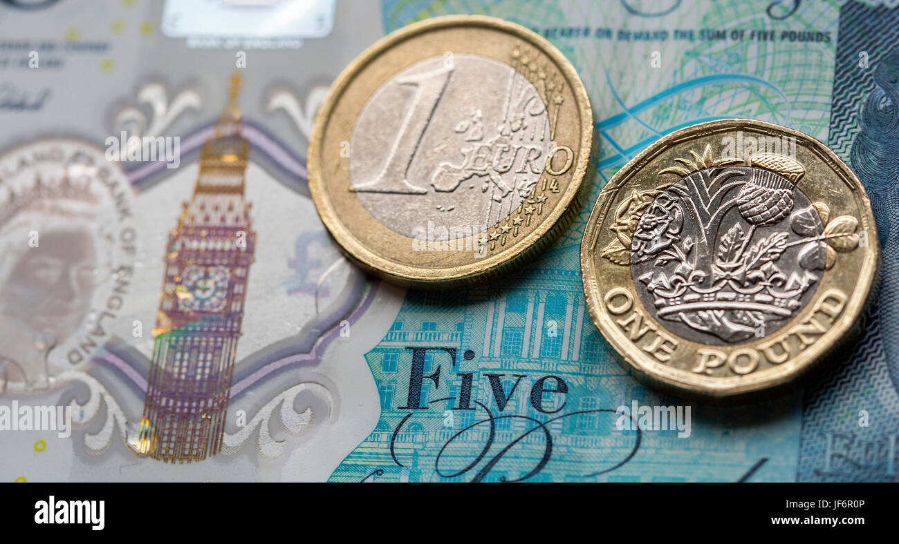 Moneta europea - Cinque Pound nota con il nuovo 2017 libbra di monete e una moneta in euro Foto Stock