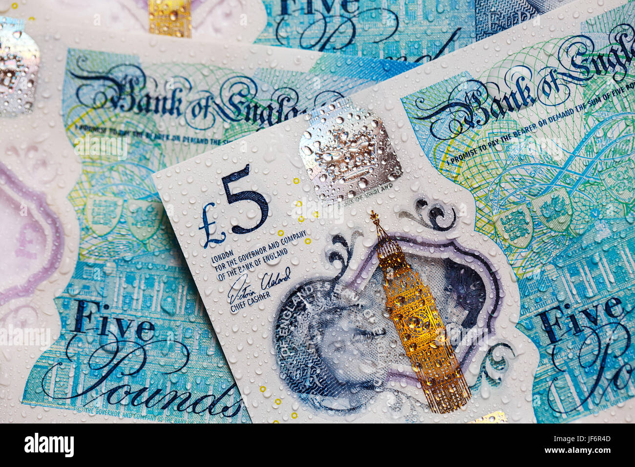 Valuta britannica - Cinque Pound nota con il nuovo 2017 Pound Coin Foto Stock